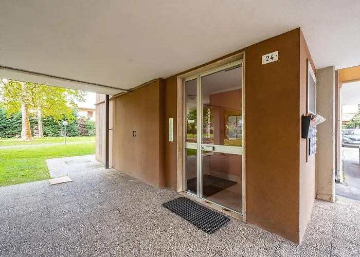 Le Cinque Rose Airport Apartment